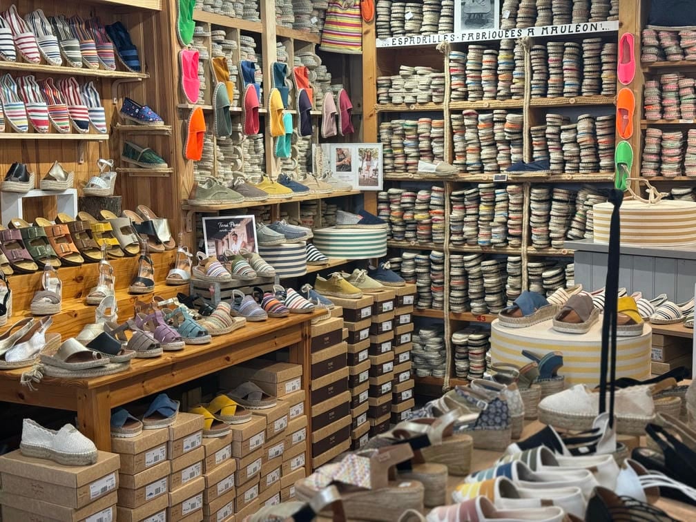La collection d'espadrilles au magasin
