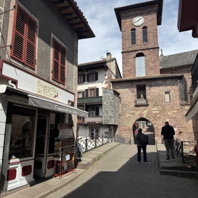 2 rue d'Espagne, avant le pont et l'église! #espadrilles #stjeanpieddeport #lespadrilledelitxu